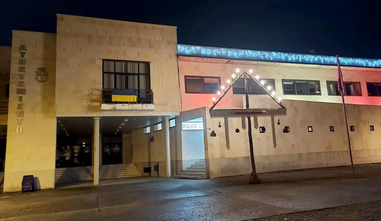 Imagen del Ayuntamiento de San Andrés del Rabanedo con su iluminación navideña.