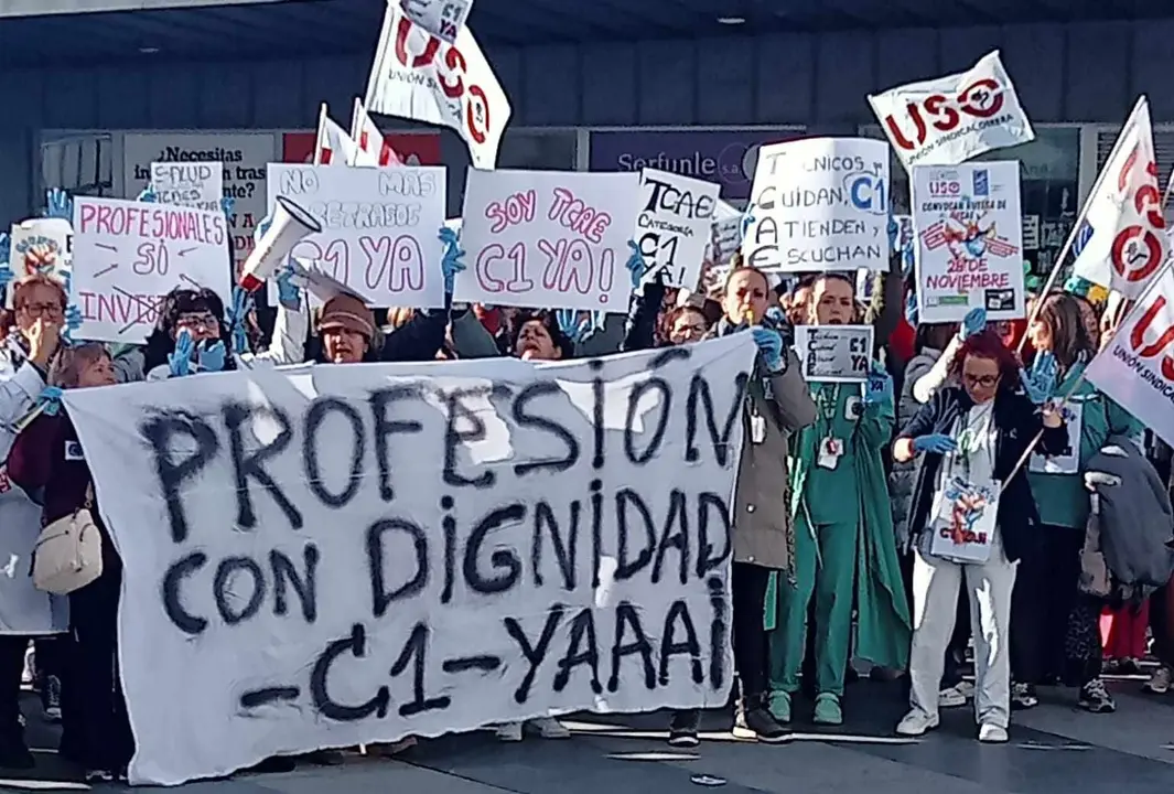 El personal Técnico en Cuidados Auxiliares de Enfermería (TCAE) de la provincia volvió a alzar la voz este jueves con movilizaciones simultáneas en el Hospital de León y en el Hospital El Bierzo.