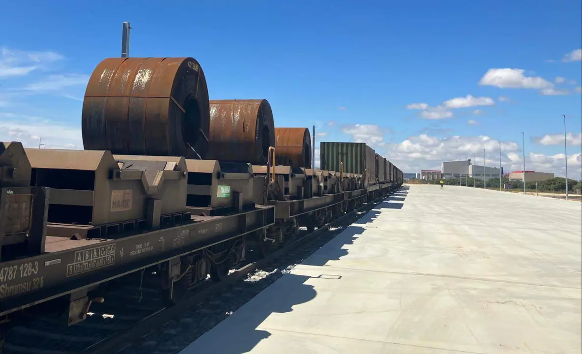 El paso de trenes de mercancías con bobinas de metal lideran el tráfico industrial en la Variante.