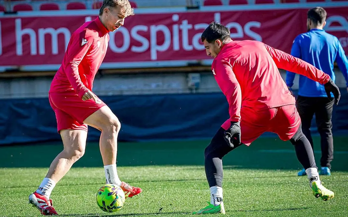 Rodri, frente a Thiago Ojeda, en un entrenamiento en Reino de León.