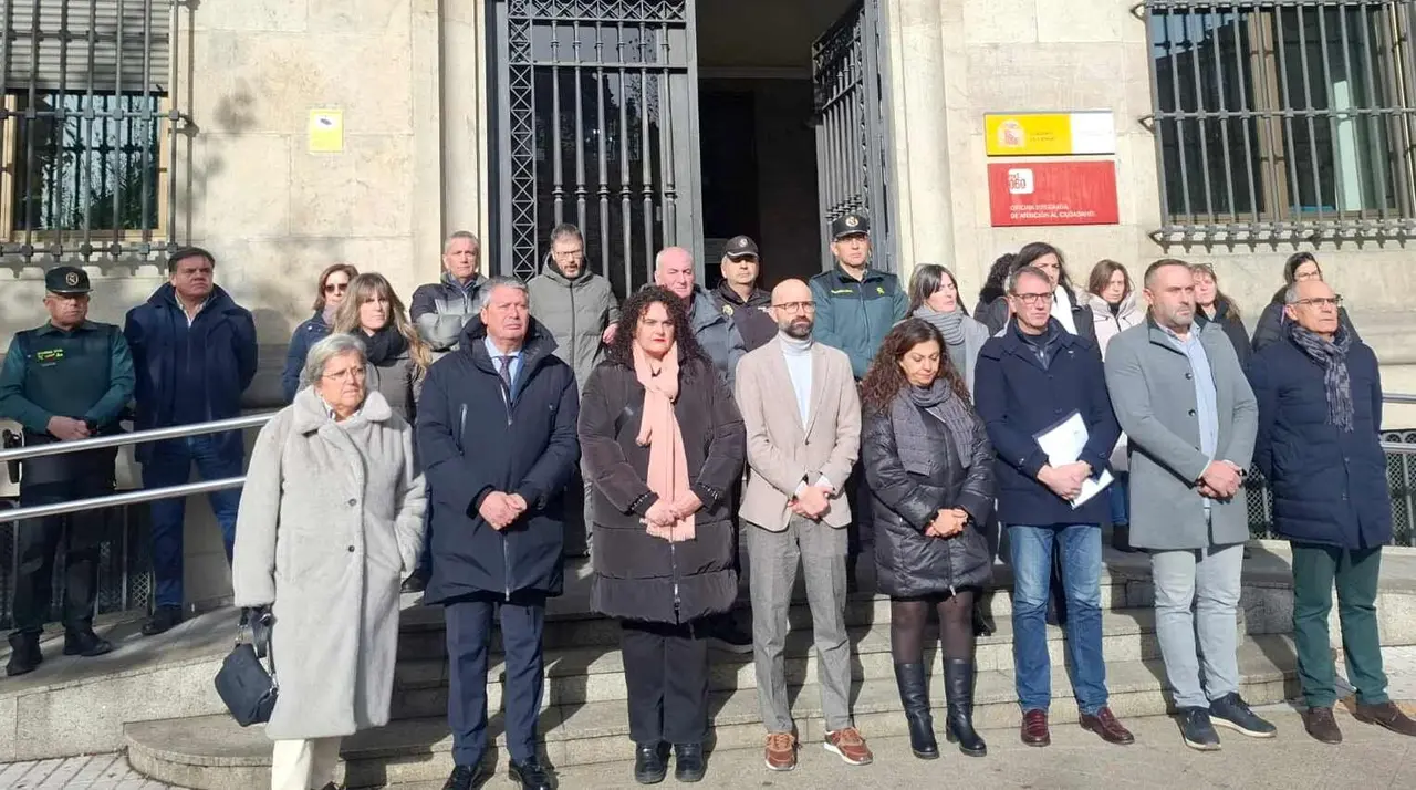 Minuto de silencio, este lunes, ante la Subdelegación del Gobierno en León.