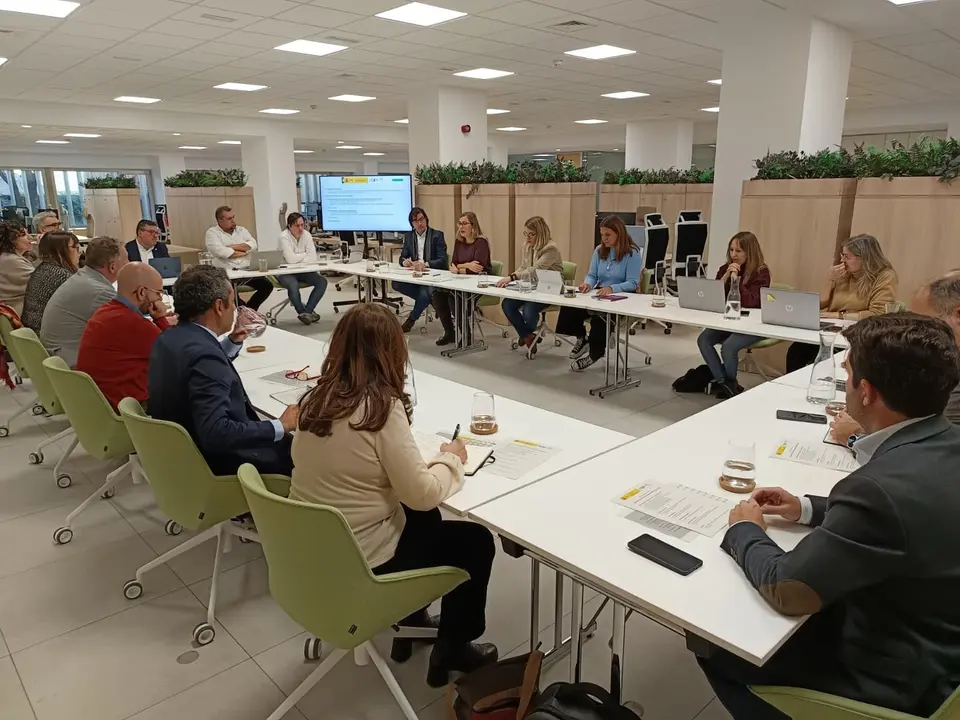 Un instante de la reunión institucional.