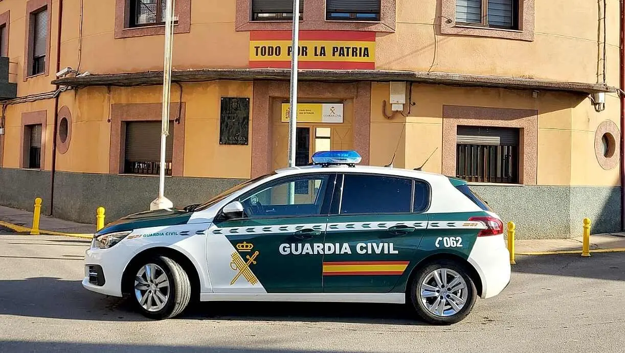 Imagen de un vehículo patrulla en el puesto de La Bañeza.