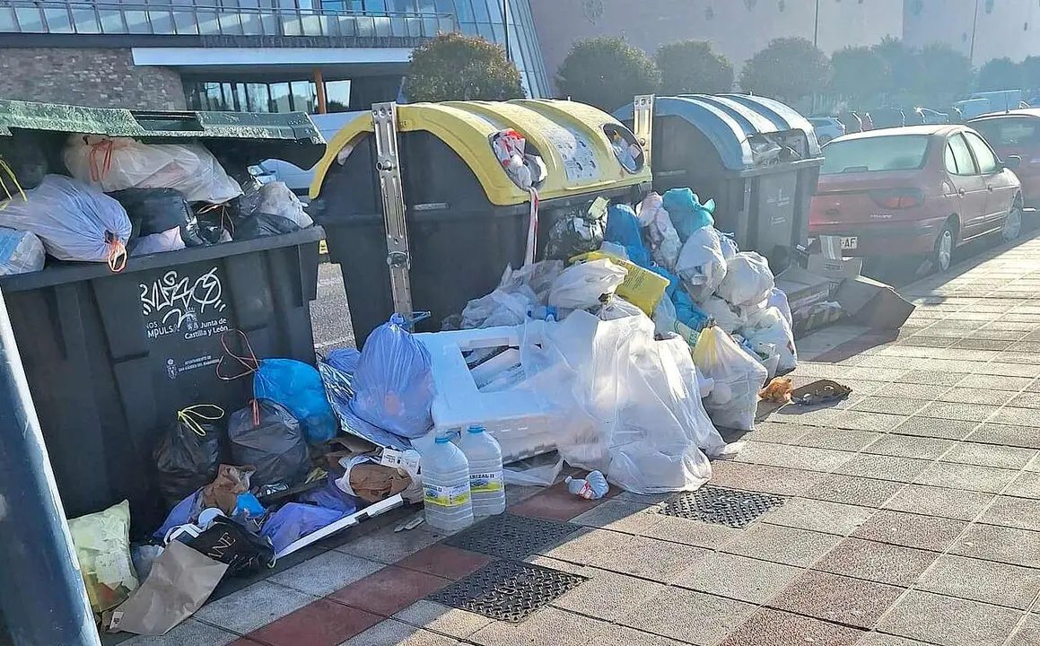 Basura en el área comercial sin recoger al no disponer de camiones para este servicio.