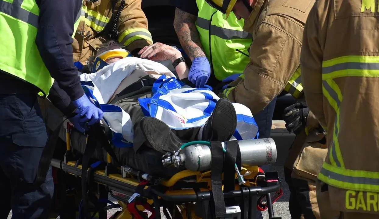 Equipos de emergencia auxilian a un hombre tras sufrir un accidente laboral.