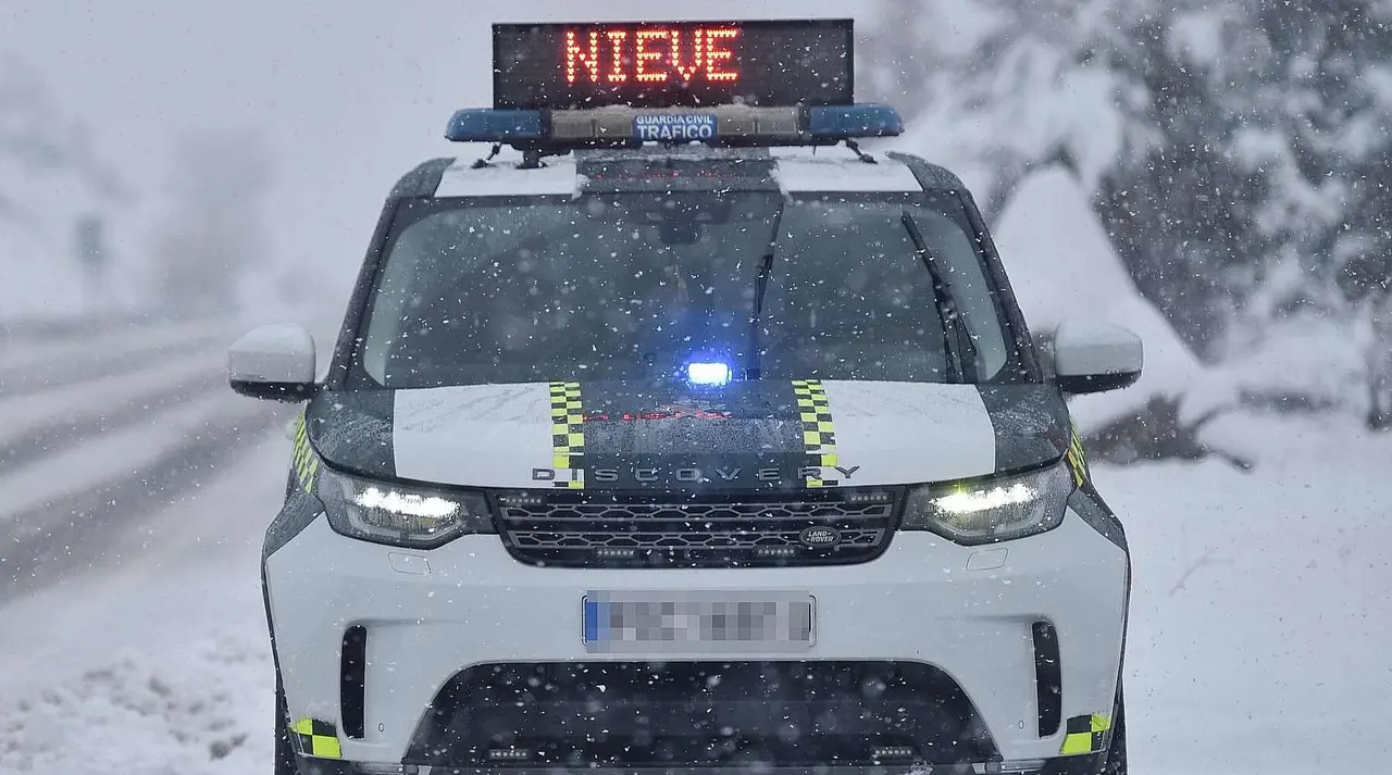 La Guardia Civil controla los accesos a Peñalba de Santiago, cortados por la adversa climatología.