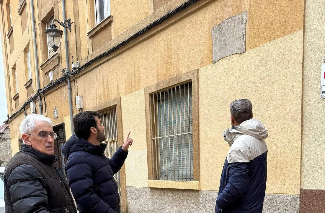 David Fernández (PP) señala el hueco donde se encontraba la placa a los Héroes Leoneses en el Corral de San Guisán. Foto: PP