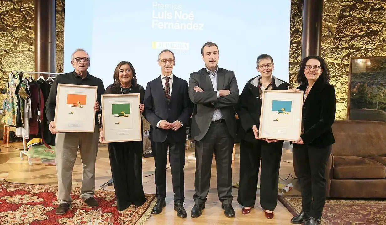 Foto de familia de premiados en la XVI edición de los Premios Luis Noé Fernández. En el centro Alejandro Fernández y Antono Blanco.