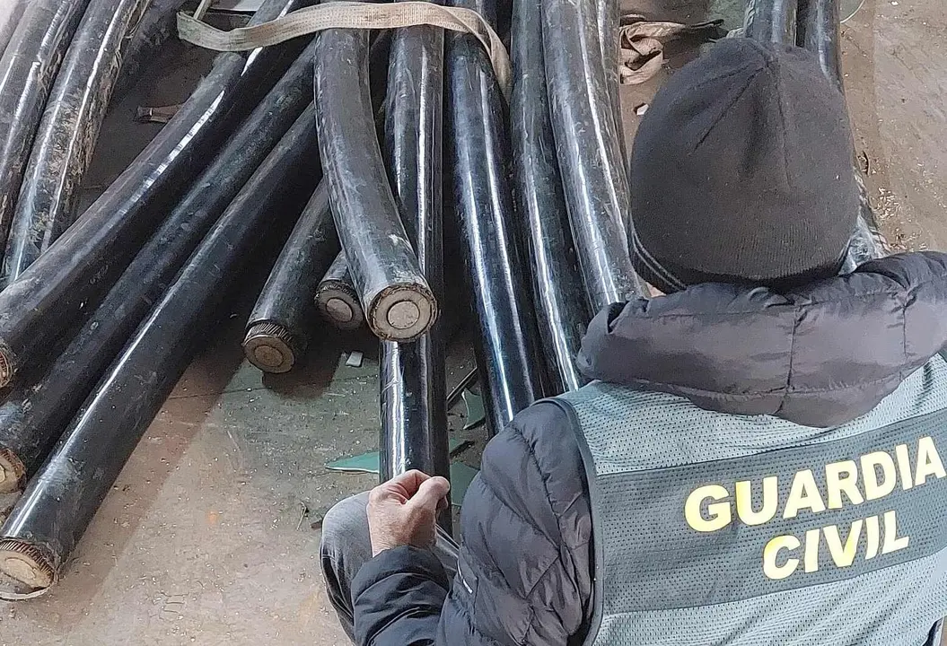 Efectivos de la Guardia Civil junto a parte del material recuperado.