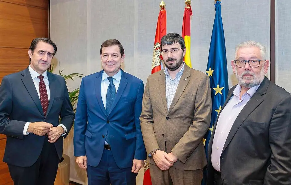 El Partido Popular de Santovenia de la Valdoncina ha abierto una nueva vía de colaboración con la Junta de Castilla y León tras una reunión mantenida por el portavoz municipal, Fernando Rodríguez, y el concejal Jorge Díez, con el presidente autonómico, Alfonso Fernández Mañueco, y el consejero de Medio Ambiente, Juan Carlos Suárez-Quiñones.