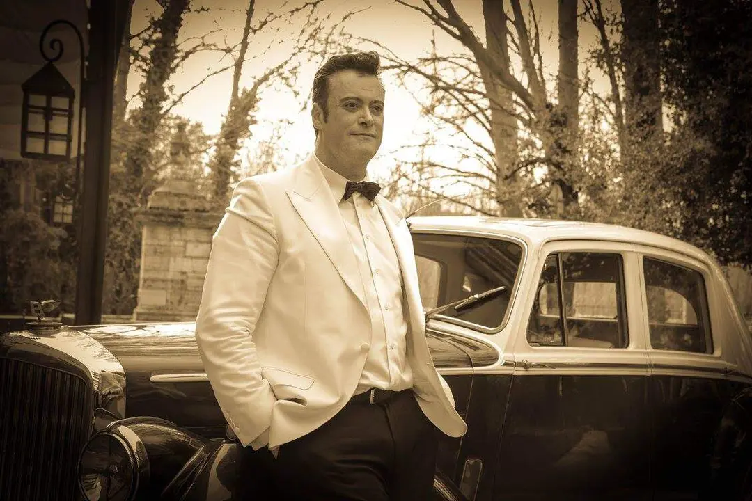 Casi una treintena de músicos se ponen al servicio del crooner leonés Javier Arias (Dr. Bogarde) para recordar a las grandes voces de la canción.