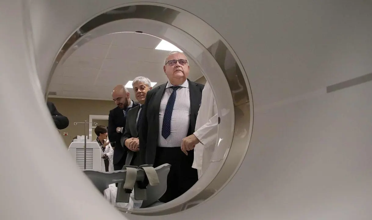 El consejero de Sanidad, Alejandro V&aacute;zquez Ramos, visita el nuevo equipamiento tecnol&oacute;gico del Complejo Asistencial Universitario de Le&oacute;n. Fotos: Peio Garc&iacute;a