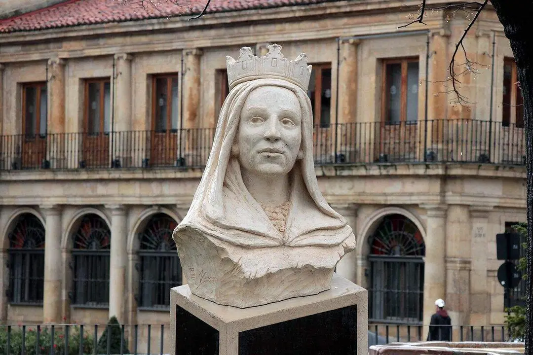 Escultura de Urraca I reina de León