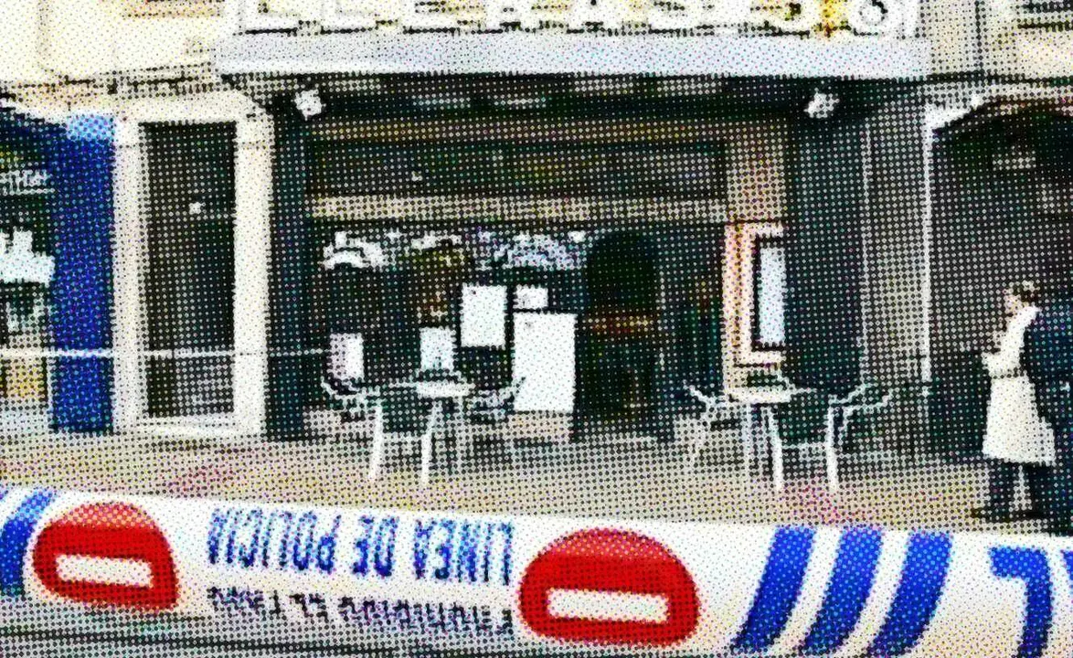 Imagen de la zona acordonada ante la previsión de que ETA hubiera colocado una bomba en el interior de la cafetería Lleras 38.