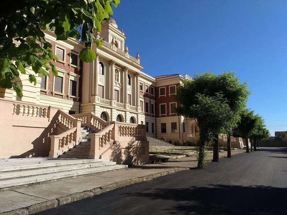 Entrada principal del Colegio La Asunción de León.