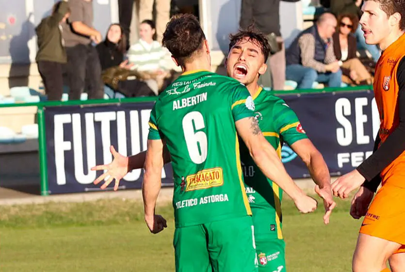 Los jugadores del Astorga celebran el gol de Albertín. Foto: At. Astorga