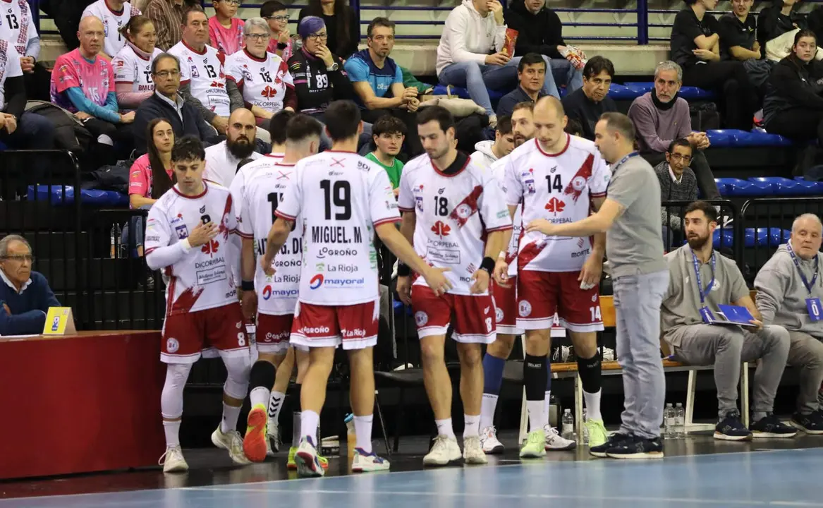 El conjunto riojano arrancó un empate en el último suspiro ante el Ademar. Foto: Bm Logroño