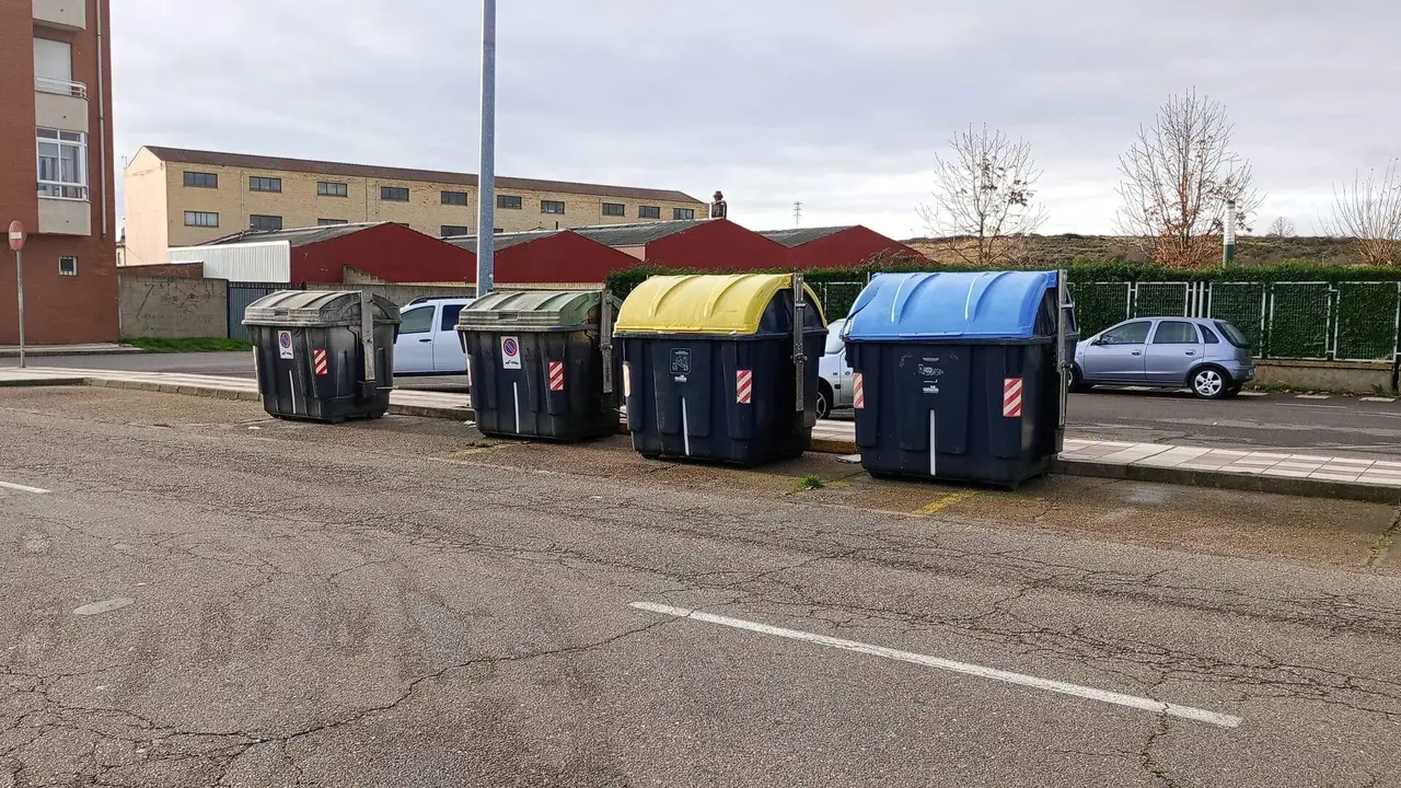 Contenedores de la Avenida de la Constitución de Trobajo del Camino este domingo en una imagen facilitada por el Ayuntamiento de San Andrés.