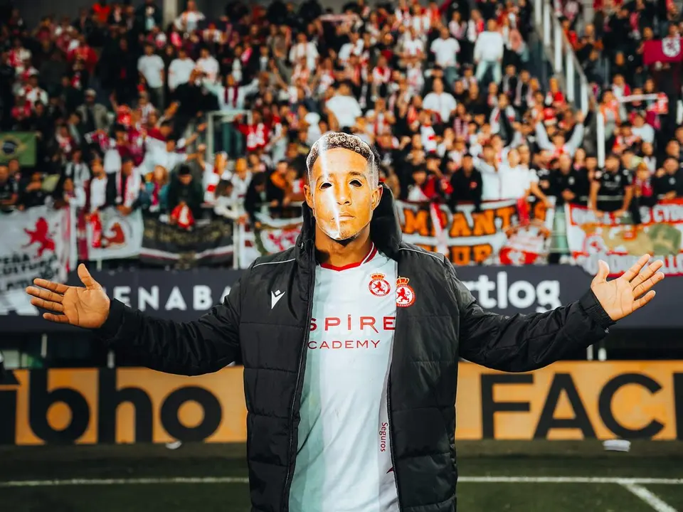 Ribeiro se pone una de las máscaras con su rostro que llenaron la grada de Ipurúa.