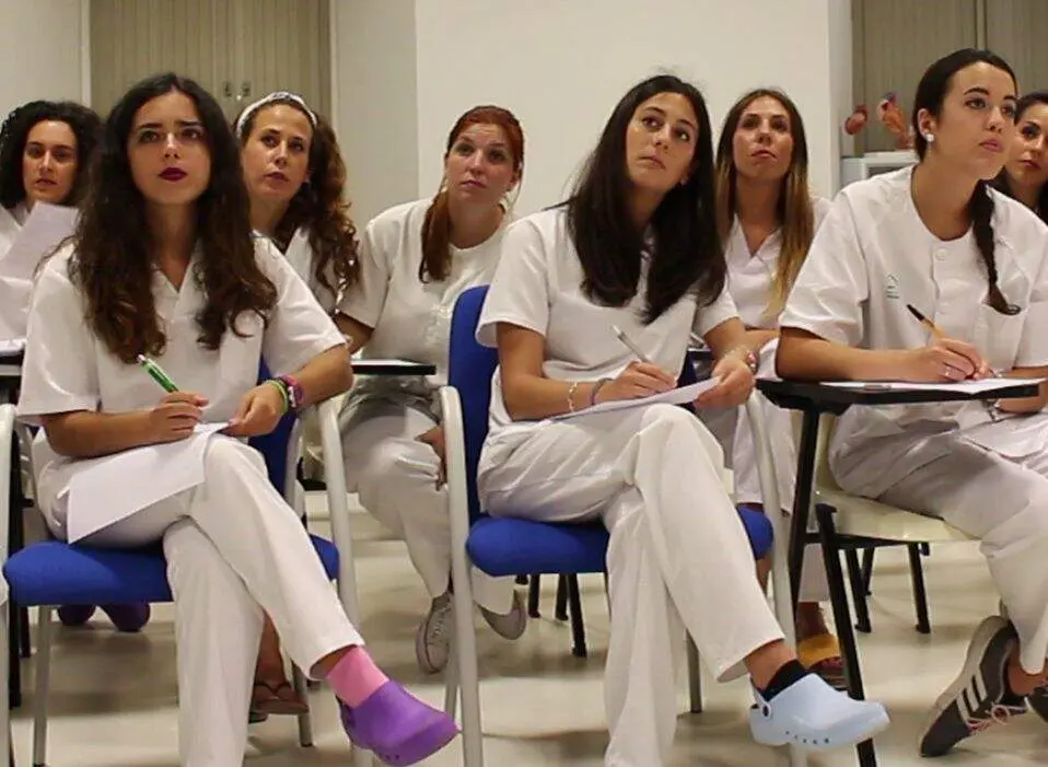estudiantes-enfermeria-aula_noticia