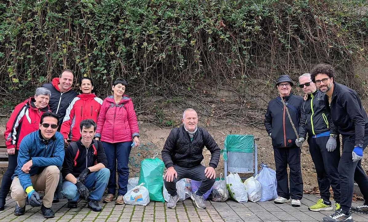 El colectivo Amigos del Mocho culminó este primer domingo de diciembre su última jornada anual de limpieza en las márgenes del río Bernesga, a su paso por la ciudad de León.