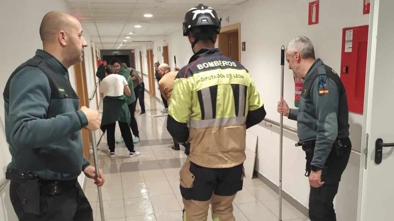 Efectivos de Bomberos y Guardia Civil, durante la intervención.