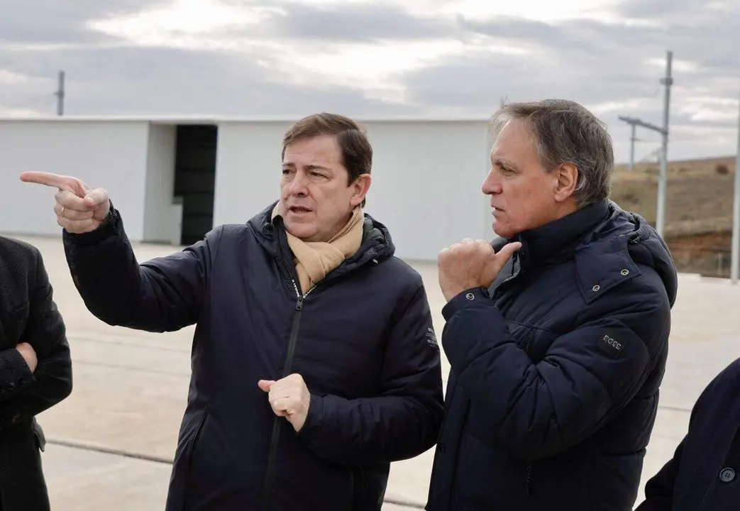 El presidente de la Junta de Castilla y León, Alfonso Fernández Mañueco, acompañado por el alcalde de Salamanca, Carlos García Carbayo, visitan las instalaciones de la Terminal Intermodal de Salamanca-Puerto Seco. Foto: David Arranz