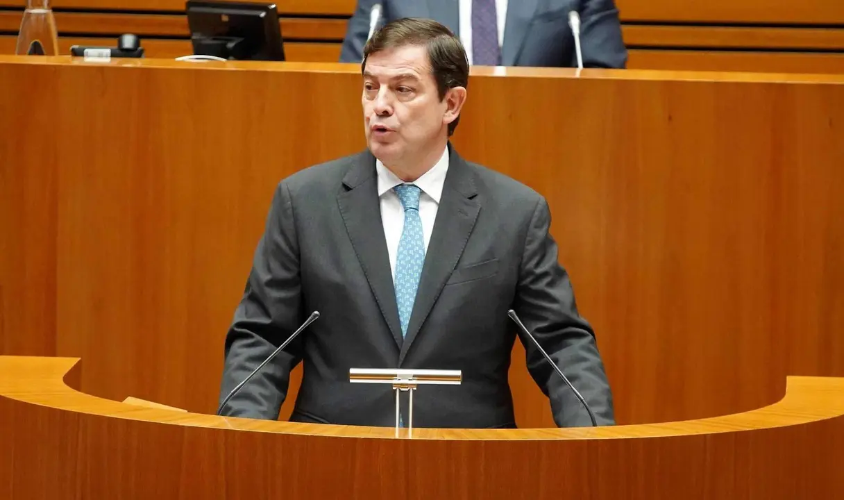 Fernández Mañueco durante el pleno de este martes.