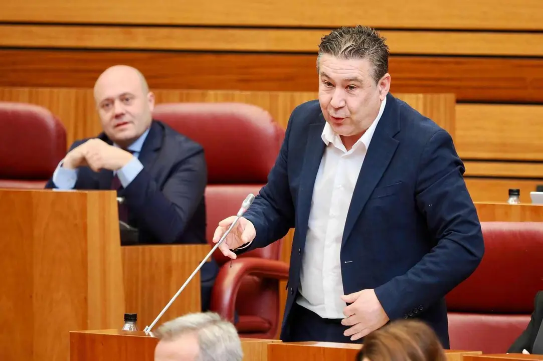 El portavoz de UPL, Luis Mariano Santos, durante el pleno de las Cortes.