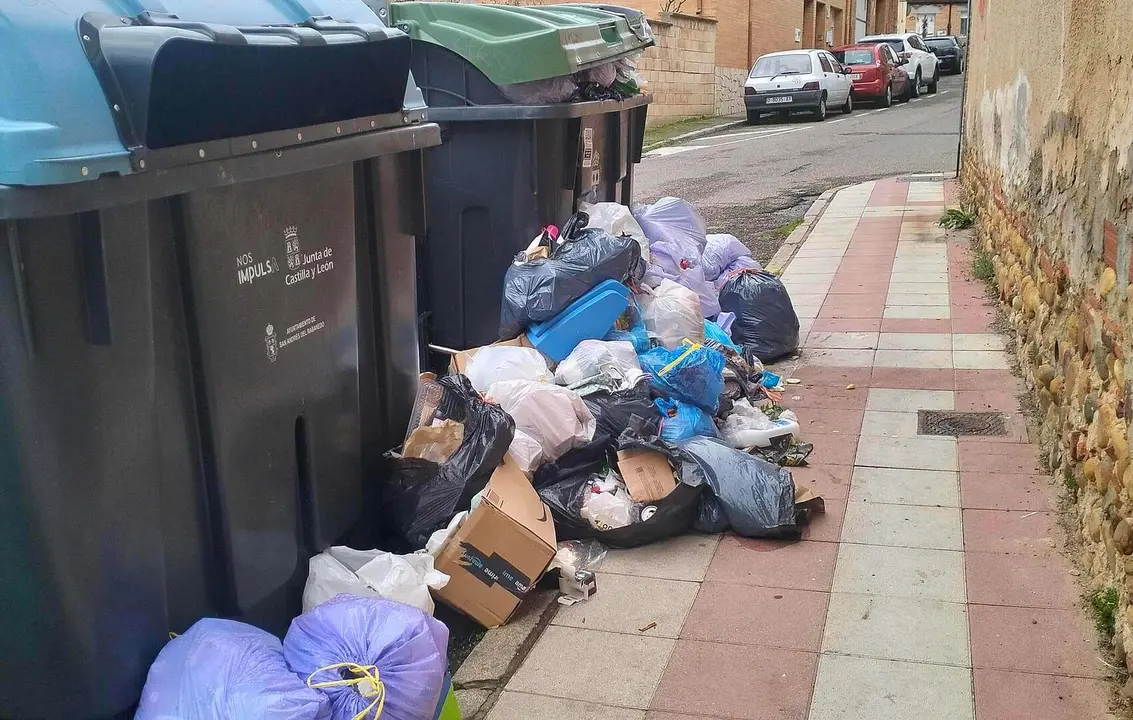 Imagen del estado de los contenedores de basura de San Andrés facilitadas por Centristas.