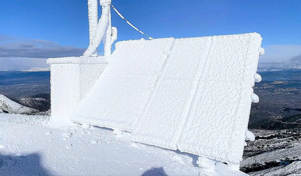 Imagen de las instalaciones en las que tuvo lugar el robo durante un temporal de nieve.
