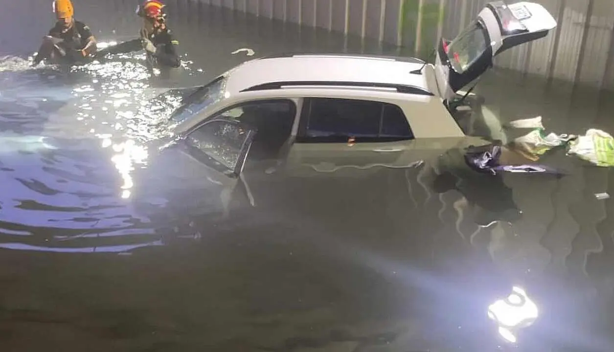 Momento en el que Bomberos de León procede al rescate del vehículo; su conductora, de 19 años, resultó ilesa.
