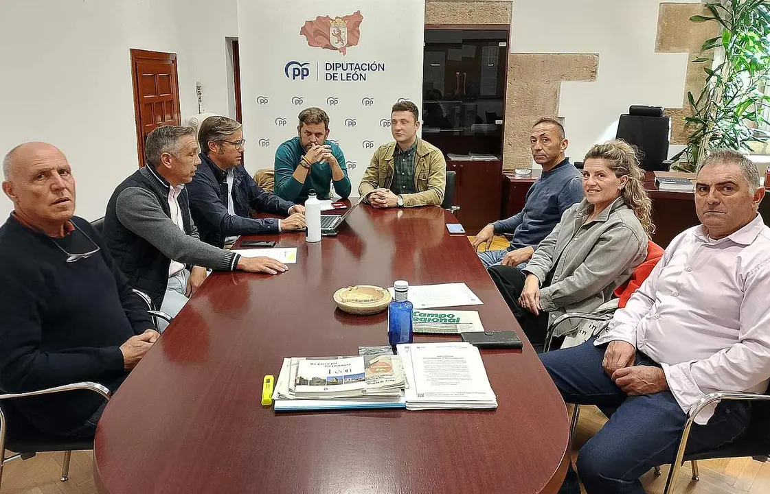 Reunión diputados raza Parda de Montaña y burro zamorano-leonés.