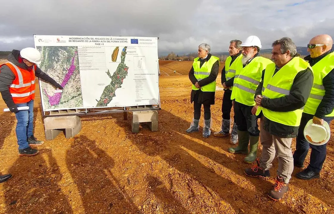 El director general del Instituto Tecnológico Agrario de Castilla y León (ITACyL), Rafal Sáez, acompañado por el delegado territorial de la Junta en León, Eduardo Diego, visitó esta mañana el estado de ejecución de las obras de modernización del regadío de la Ribera Alta del Porma.
