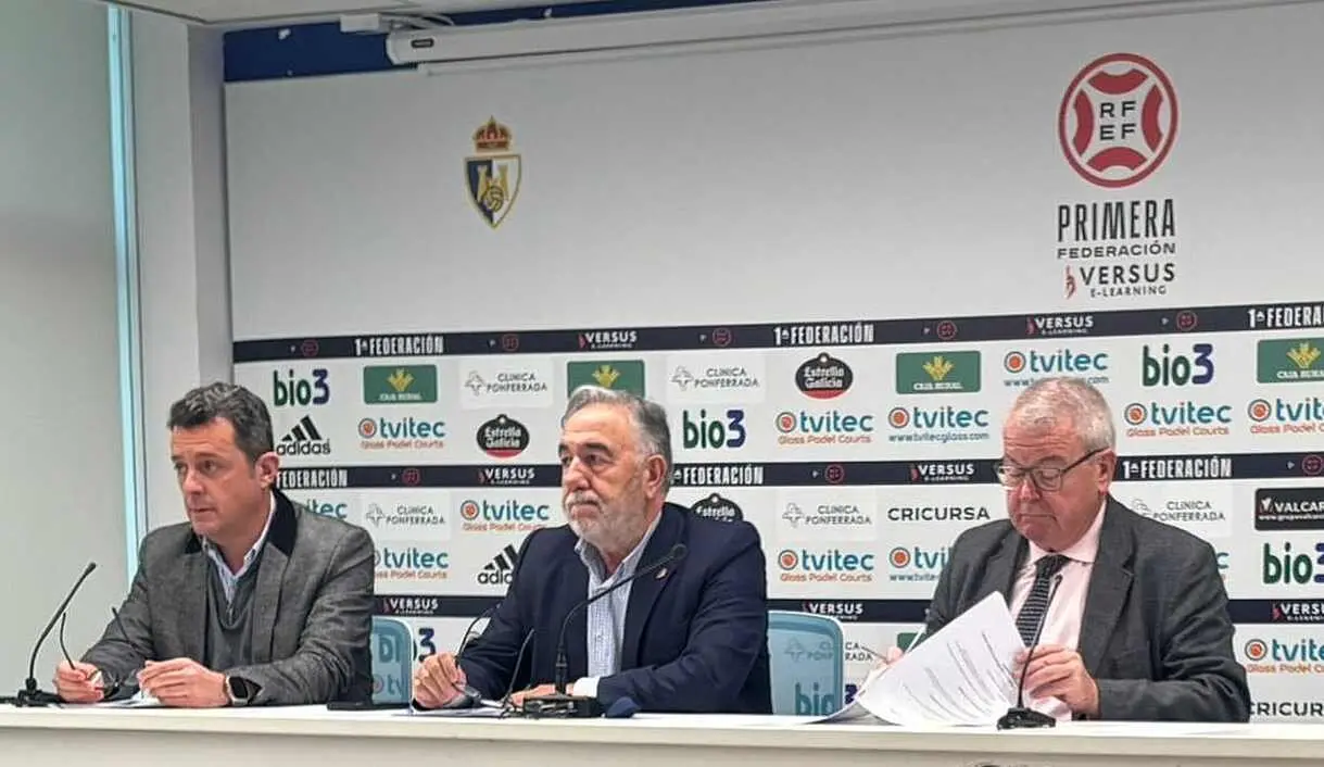 Jos&eacute; Fern&aacute;ndez Nieto, en el centro, durante la asamblea de la Ponferradina.