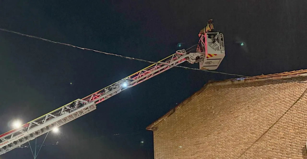 Efectivos de Bomberos en la zona en la que se detectaron los da&ntilde;os en el Colegio Trepalio.