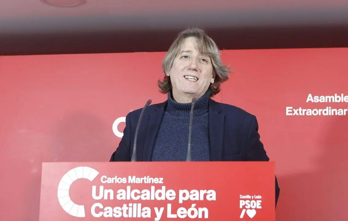 El secretario general del PSOE de Castilla y León y candidato a la Presidencia de la Junta, Carlos Martínez, intervienen ante la Asamblea local del PSOE de Soria.