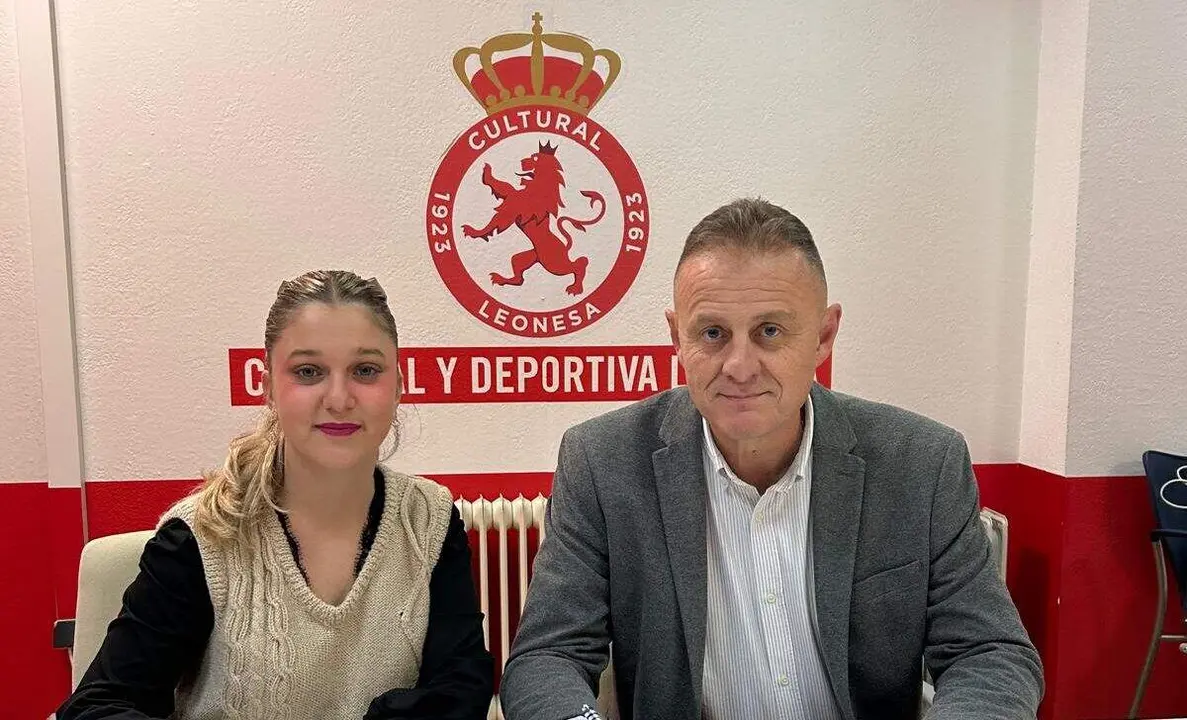 Nerea Luengos, en representaci&oacute;n de Caja Rural, y Domingo Rodr&iacute;guez Rodr&iacute;guez, director Comercial de la Cultural y Deportiva Leonesa,