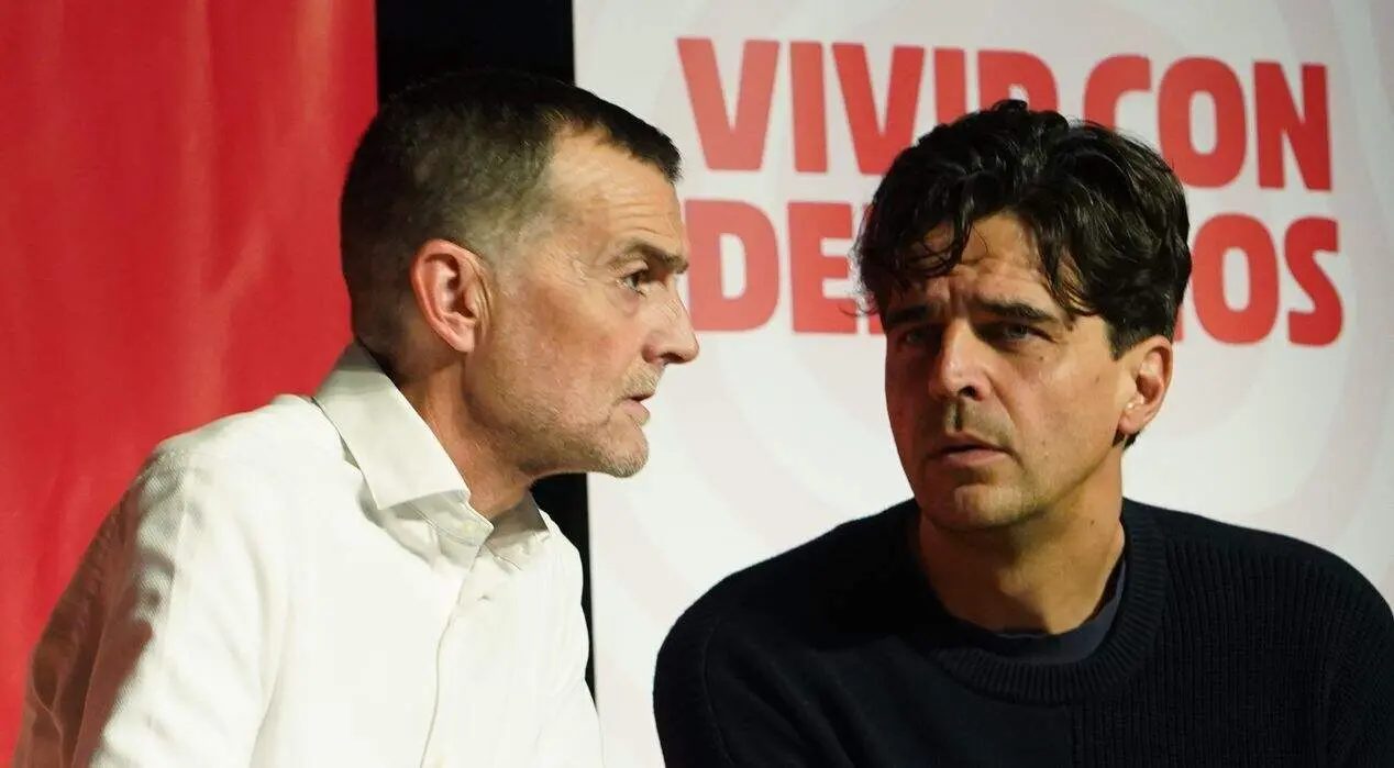 El coordinador federal de Izquierda Unida, Antonio Maíllo, participa en la jornada ‘Vivir con derechos: vivienda y cesta de la compra al alcance de todas’. Le acompañan la portavoz de Valladolid Toma La Palabra en el Ayuntamiento de Valladolid, Rocío Anguita, y el coordinador general de IU Castilla y León y candidato a la Presidencia de la Junta, Juan Gascón.