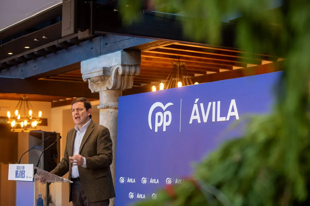 El presidente del Partido Popular de Castilla y León, Alfonso Fernández Mañueco, clausura en Ávila la Junta Directiva, junto al presidente del PP provincial, Carlos García, y la portavoz del Grupo Popular en el Senado, Alicia García.
