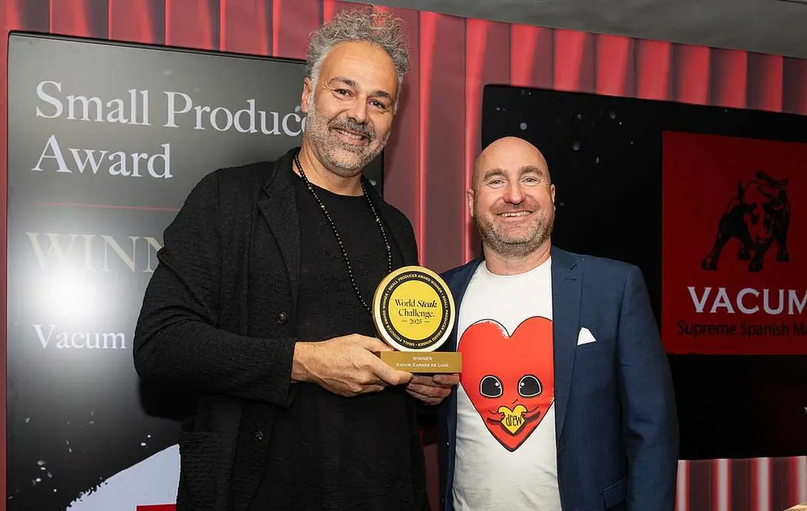 Jos&eacute; Rosell, CEO de Vacum, en el momento de recibir su galard&oacute;n.