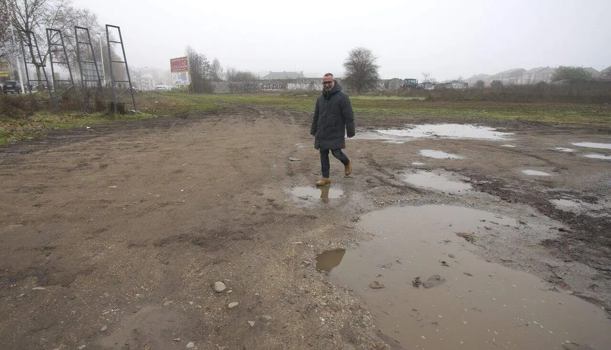 El concejal de Urbanismo de Ponferrada, Carlos Cortina, durante la presentaci&oacute;n de las obras de adecuaci&oacute;n en el entorno de Cruz de Miranda