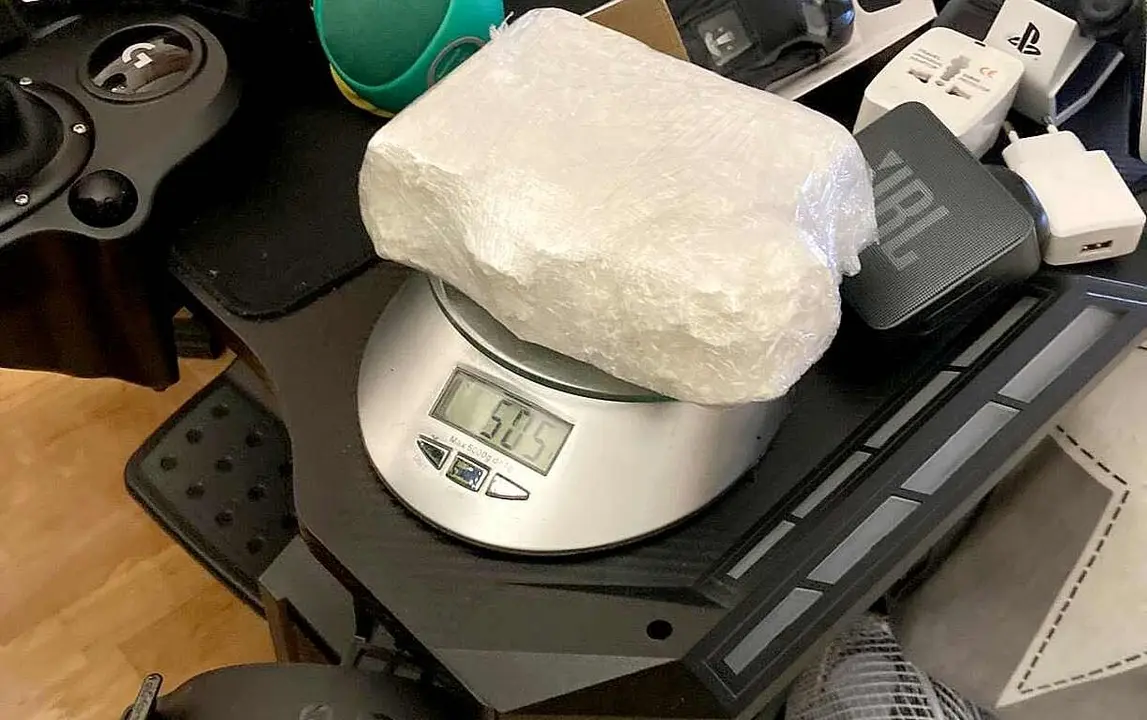 Imagen de parte del material y droga incautados por los agentes de la Polic&iacute;a Nacional.