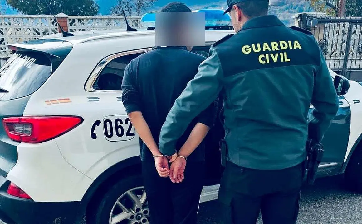 El pasado 15 de diciembre de 2025, agentes del Puesto de Villafranca del Bierzo (Le&oacute;n) detuvieron a 'El Truh&aacute;n', un estafador hist&oacute;rico con tres &oacute;rdenes de detenci&oacute;n vigentes y cinco de averiguaci&oacute;n de domicilio, tras esclarecer un delito de simulaci&oacute;n de hurto de dos terminales.