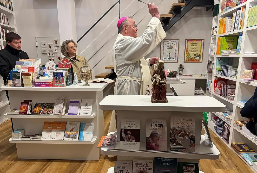 El obispo de Le&oacute;n bendice la apertura de la Librer&iacute;a Diocesana.