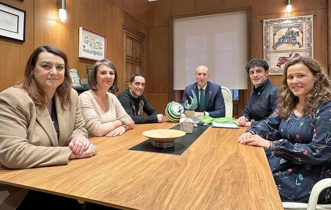 Representantes del CEIP Lope de Vega durante el encuentro con el alcalde de Le&oacute;n, Jos&eacute; Antonio Diez.