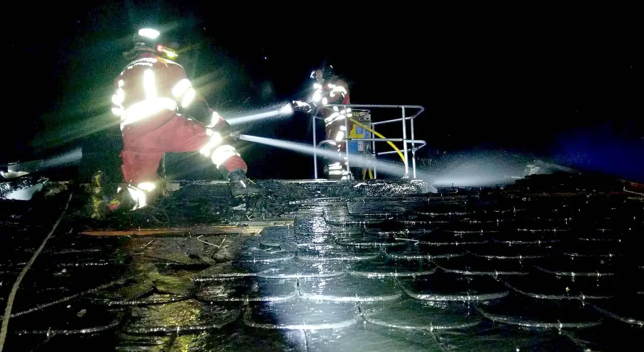 Efectivos del Sepeis, durante la intervenci&oacute;n en altura en el lugar del incendio.