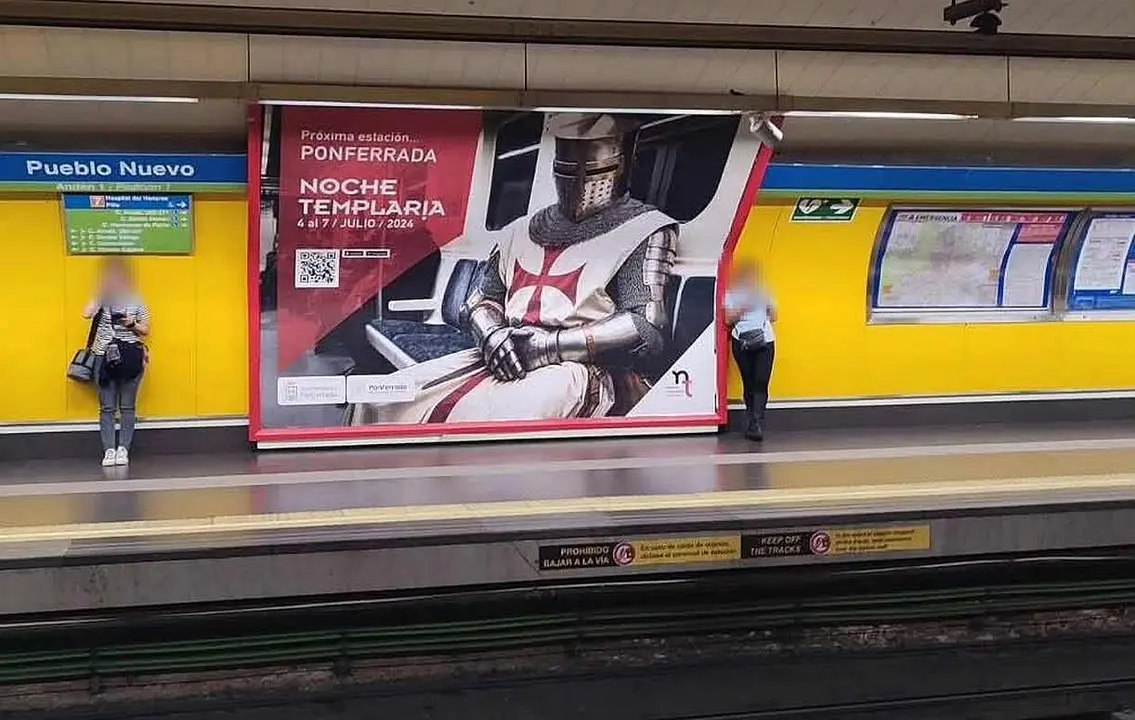 Imagen de la campa&ntilde;a de la Noche Templaria en el metro de Madrid.