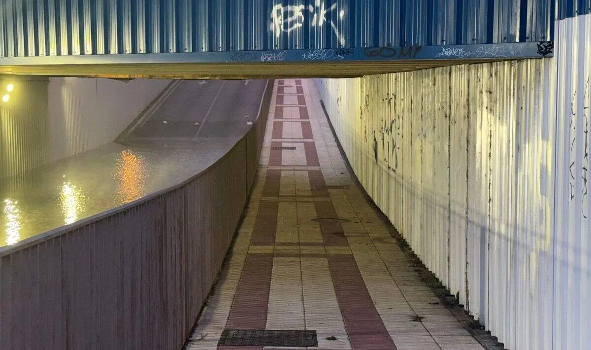 Reapertura del paso peatonal del t&uacute;nel del Pr&iacute;ncipe de San Andr&eacute;s. A la izquierda, el agua acumulada que hace imposible el paso del tr&aacute;fico rodado. Foto: Ayto. San Andr&eacute;s.