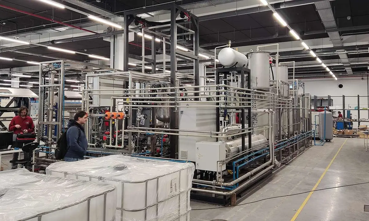 Vista general de la planta piloto durante su fase final de montaje